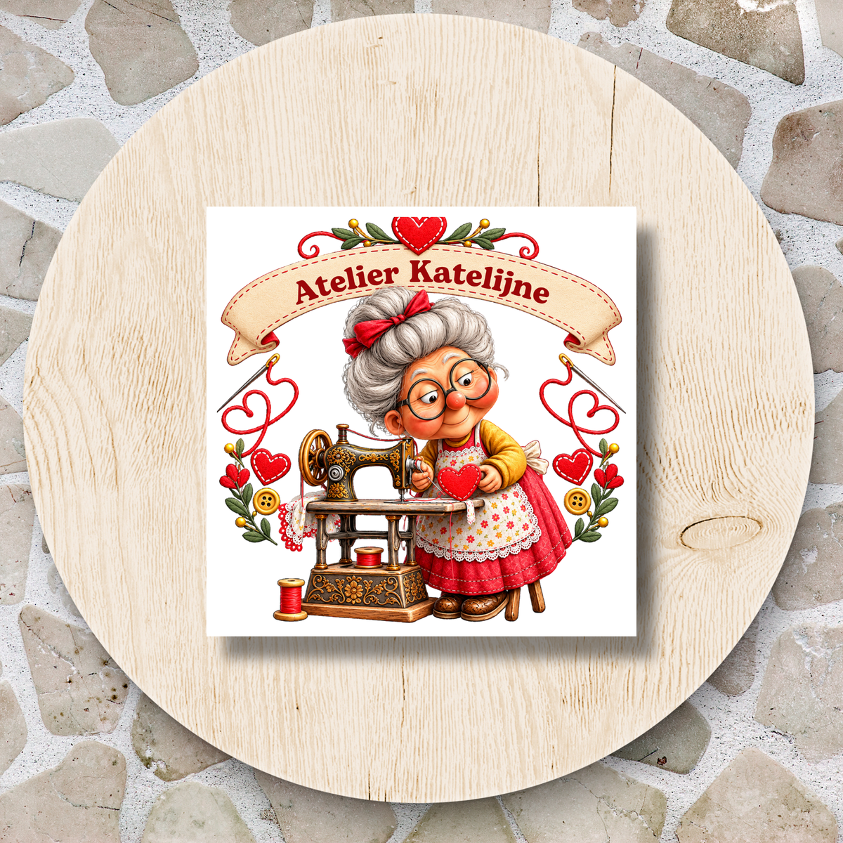 Keramieken tegeltje ‘Het naaiatelier’ – Gepersonaliseerd – 15 × 15 cm