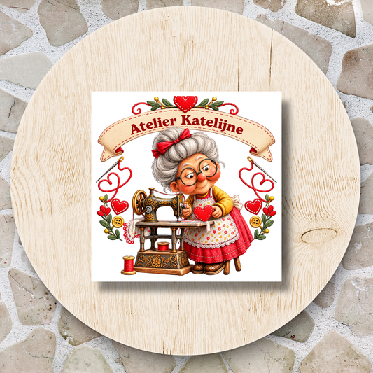 Keramieken tegeltje ‘Het naaiatelier’ – Gepersonaliseerd – 15 × 15 cm